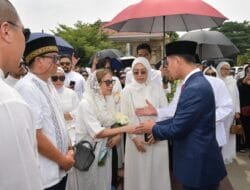 Wapres Gibran Pimpin Upacara Pemakaman Ibu Karlinah Umar Wirahadikusumah di TMP Kalibata