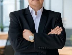 Menguji Kelayakan Wacana Batas Usia Advokat : Refleksi Konstruktif untuk Pembaruan Hukum Nasional