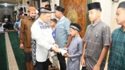 Awali Kunjungan di Aceh Timur, Kasatgas Tito Laksanakan Salat Subuh dan Serahkan Bantuan Kemasyarakatan