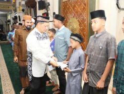 Awali Kunjungan di Aceh Timur, Kasatgas Tito Laksanakan Salat Subuh dan Serahkan Bantuan Kemasyarakatan
