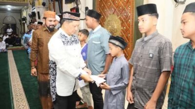 Awali Kunjungan di Aceh Timur, Kasatgas Tito Laksanakan Salat Subuh dan Serahkan Bantuan Kemasyarakatan