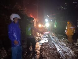 Polisi  Cek TKP Tanah Longsor di Jalan Garut–Pameungpeuk