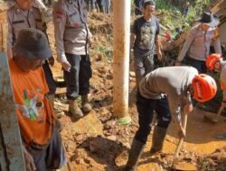 Gerak Cepat Tim SAR Sat Brimob Polda Jabar, Korban Longsor di Sumedang Berhasil Ditemukan