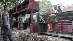 PKL Cicadas Mulai Bongkar Lapak Sendiri, Farhan Klaim Penataan Lancar